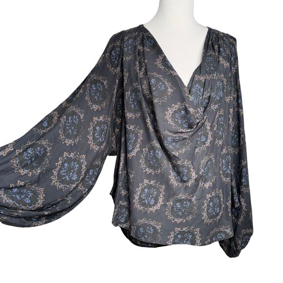 Free People Cowling Around Top - “Midnight” color/design Sz Lg - Picture 2 of 8